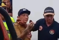 Photo: Kades Hoho Ketika Diamankan Petugas Dari Aksi Pengeroyokan