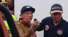 Photo: Kades Hoho Ketika Diamankan Petugas Dari Aksi Pengeroyokan