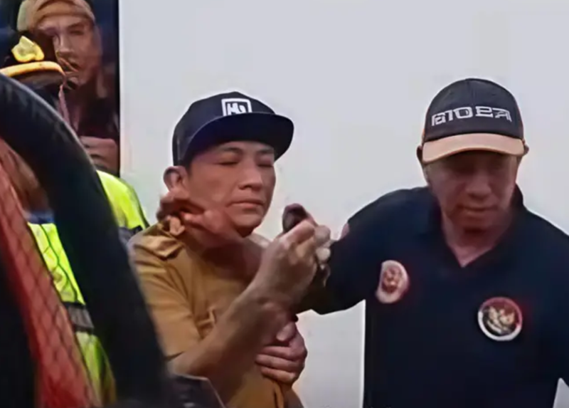 Photo: Kades Hoho Ketika Diamankan Petugas Dari Aksi Pengeroyokan