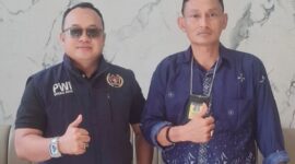 Photo: Ketua PWI Bekasi Raya, Ade Muksin, SH Bersama Pelapor di Polres Metro Kabupaten Bekasi
