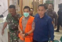Teks Photo: Petugas Kejari Sukabumi, saat menggiring RH (41) Kades Neglasari Kecamatan Lengkong, Kabupaten Sukabumi untuk dijebloskan ke Lapas Kelas IIA Warungkiara