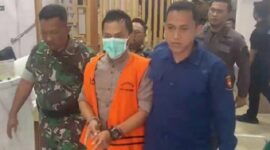 Teks Photo: Petugas Kejari Sukabumi, saat menggiring RH (41) Kades Neglasari Kecamatan Lengkong, Kabupaten Sukabumi untuk dijebloskan ke Lapas Kelas IIA Warungkiara