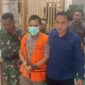 Teks Photo: Petugas Kejari Sukabumi, saat menggiring RH (41) Kades Neglasari Kecamatan Lengkong, Kabupaten Sukabumi untuk dijebloskan ke Lapas Kelas IIA Warungkiara