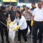 Photo: Kapolda Metro Jaya Bersih-Bersih Pasar Kramat Jati, Jakarta Timur