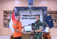Photo: Komandan Lanud Sultan Hasanuddin Marsma TNI Arifaini Nur Dwiyanto, M.Han, Menerima Penghargaan Dari Basarnas RI 