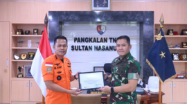 Photo: Komandan Lanud Sultan Hasanuddin Marsma TNI Arifaini Nur Dwiyanto, M.Han, Menerima Penghargaan Dari Basarnas RI 