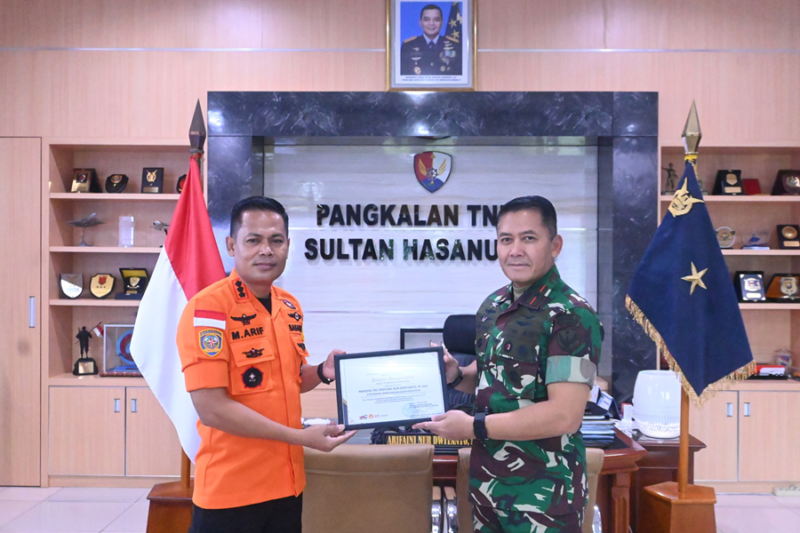 Photo: Komandan Lanud Sultan Hasanuddin Marsma TNI Arifaini Nur Dwiyanto, M.Han, Menerima Penghargaan Dari Basarnas RI 