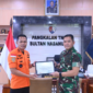 Photo: Komandan Lanud Sultan Hasanuddin Marsma TNI Arifaini Nur Dwiyanto, M.Han, Menerima Penghargaan Dari Basarnas RI 