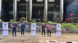 MAKI Kirimkan 5 Banner Penghargaan Kepada KPK Terkait Pengalihan Tahanan Rumah Yaqub Cholil Qoumas