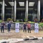 MAKI Kirimkan 5 Banner Penghargaan Kepada KPK Terkait Pengalihan Tahanan Rumah Yaqub Cholil Qoumas