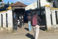 Teks Photo: Aliansi Kaum Muda Sukabumi Melawan Saat Mendatangi Kantor Dinsos Kabupaten Sukabumi