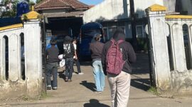 Teks Photo: Aliansi Kaum Muda Sukabumi Melawan Saat Mendatangi Kantor Dinsos Kabupaten Sukabumi
