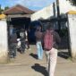 Teks Photo: Aliansi Kaum Muda Sukabumi Melawan Saat Mendatangi Kantor Dinsos Kabupaten Sukabumi