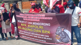 Teks Photo: Forum Warga Cibeureum Bersatu Saat Melakukan Unras
