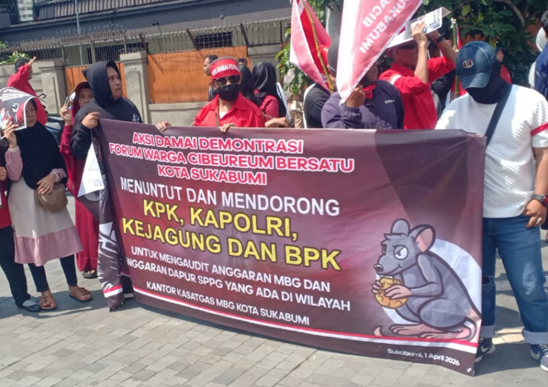 Teks Photo: Forum Warga Cibeureum Bersatu Saat Melakukan Unras