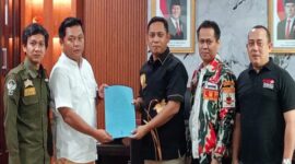 Photo: Ketua Brigez, Dede Khoer Efendi (Ojos), Ketua Umum LSM LIAR, Nofal, Plt. Bupati Bekasi, DR. Asep Surya Atmaja, Ketua LMP, Eko Triyanto dan Indra Sukma (Mitra Media Matafakta.com)
