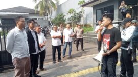Teks Photo: Koordinator AMPH, Akmal Fajriansyah Saat Berorasi