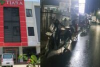 Photo: Depan RS. Tiara Kendaraan Roda Dua Parkir Diatas Aspal Jalan Raya Dampak Tutup Drainase Dirubah Lebih Tinggi Dari Aspal