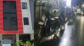 Photo: Depan RS. Tiara Kendaraan Roda Dua Parkir Diatas Aspal Jalan Raya Dampak Tutup Drainase Dirubah Lebih Tinggi Dari Aspal