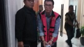 Photo: Petugas Tengah Mengawal Terduga Tahanan Koruptor Kejagung