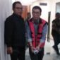 Photo: Petugas Tengah Mengawal Terduga Tahanan Koruptor Kejagung