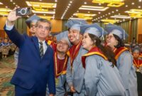 Photo: Menaker, Yassierli Dengan Para Wisudawan