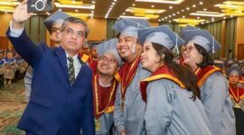 Photo: Menaker, Yassierli Dengan Para Wisudawan