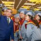 Photo: Menaker, Yassierli Dengan Para Wisudawan