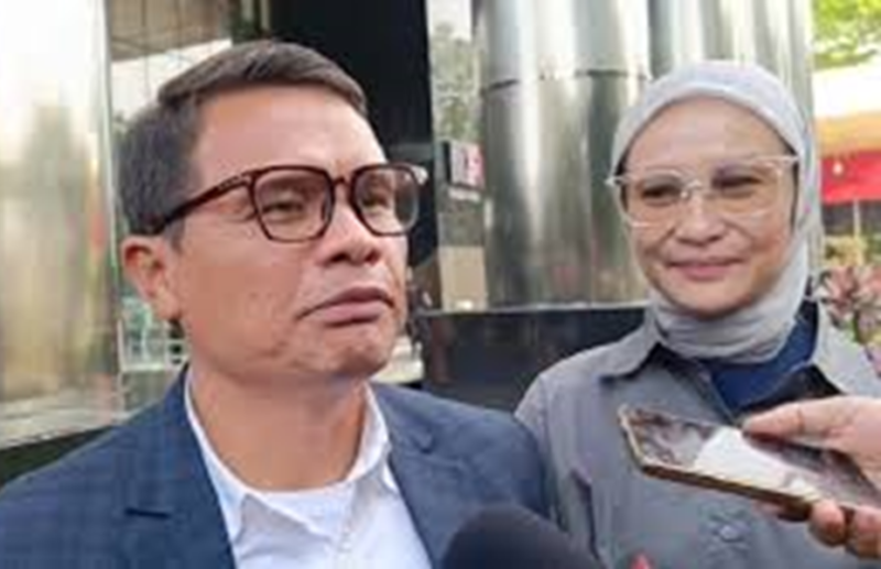 Photo: Setyowati Anggraini Saputro Bersama Kuasa Hukumnya, Parlindungan