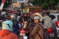Photo: Palang Pintu Rel Kereta Stasiun Bekasi