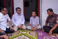 Menaker Yassierli Saat Memberikan Santunan Baskoro Aji (31) Suami Dari Almarhumah Tutik Anitasari (31) Korban Kereta Api di Bekasi