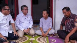 Menaker Yassierli Saat Memberikan Santunan Baskoro Aji (31) Suami Dari Almarhumah Tutik Anitasari (31) Korban Kereta Api di Bekasi