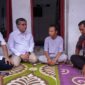 Menaker Yassierli Saat Memberikan Santunan Baskoro Aji (31) Suami Dari Almarhumah Tutik Anitasari (31) Korban Kereta Api di Bekasi