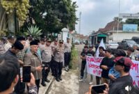 Teks Photo: Mahasiswa dan Pemuda Utilitarianisme (SIMPUL) Saat Menggelar Unras Di Kantor BAZNAS