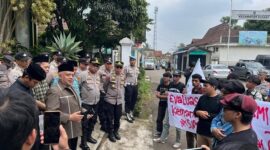 Teks Photo: Mahasiswa dan Pemuda Utilitarianisme (SIMPUL) Saat Menggelar Unras Di Kantor BAZNAS