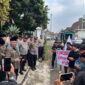 Teks Photo: Mahasiswa dan Pemuda Utilitarianisme (SIMPUL) Saat Menggelar Unras Di Kantor BAZNAS