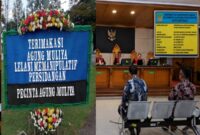 Photo: Karangan Bunga Misterius dan Suasana Persidangan Agung Muliya, ST Saat Bersaksi di Persidangan Tipikor, Bandung.