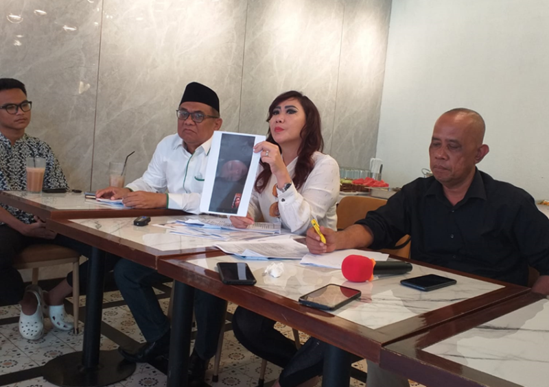 Photo: Oey Lie Hua (Lisa) Bersama Kuasa Hukumnya