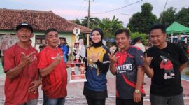 Penyerahan: Uang Pembinaan dan Piala Terhadap Para Juara