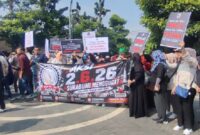 Teks Photo: Masa Aksi Saat menyampaikan Aspirasi Di Depa Balai Kota Sukabumi