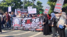 Teks Photo: Masa Aksi Saat menyampaikan Aspirasi Di Depa Balai Kota Sukabumi