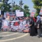 Teks Photo: Masa Aksi Saat menyampaikan Aspirasi Di Depa Balai Kota Sukabumi