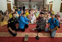 Teks Photo: Penyerahan Wakaf Al Qur'an Secara Simbolis Oleh Ketua DPD KNPI Kab. Sukabumi