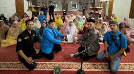 Teks Photo: Penyerahan Wakaf Al Qur'an Secara Simbolis Oleh Ketua DPD KNPI Kab. Sukabumi