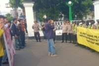 Teks Photo: BEM Nusantara Sukabumi Raya Saat Melakukan Aksi Di Depan Gedung Negara Pendopo Kabupaten Sukabumi 