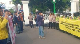 Teks Photo: BEM Nusantara Sukabumi Raya Saat Melakukan Aksi Di Depan Gedung Negara Pendopo Kabupaten Sukabumi 