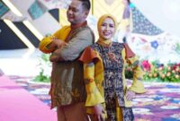 Photo: Plt. Bupati Bekasi, Dr. Asep Surya Atmaja, bersama Nia Yuniawati Asep (Ketua Dewan Kerajinan Nasional Daerah (Dekranasda) Kabupaten Bekasi) 