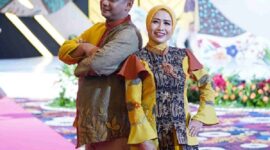 Photo: Plt. Bupati Bekasi, Dr. Asep Surya Atmaja, bersama Nia Yuniawati Asep (Ketua Dewan Kerajinan Nasional Daerah (Dekranasda) Kabupaten Bekasi) 