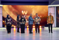 Photo: Wakil Menteri Ketenagakerjaan (Wamenaker), Afriansyah Noor Saat Menerima Penghargaan.