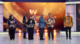 Photo: Wakil Menteri Ketenagakerjaan (Wamenaker), Afriansyah Noor Saat Menerima Penghargaan.